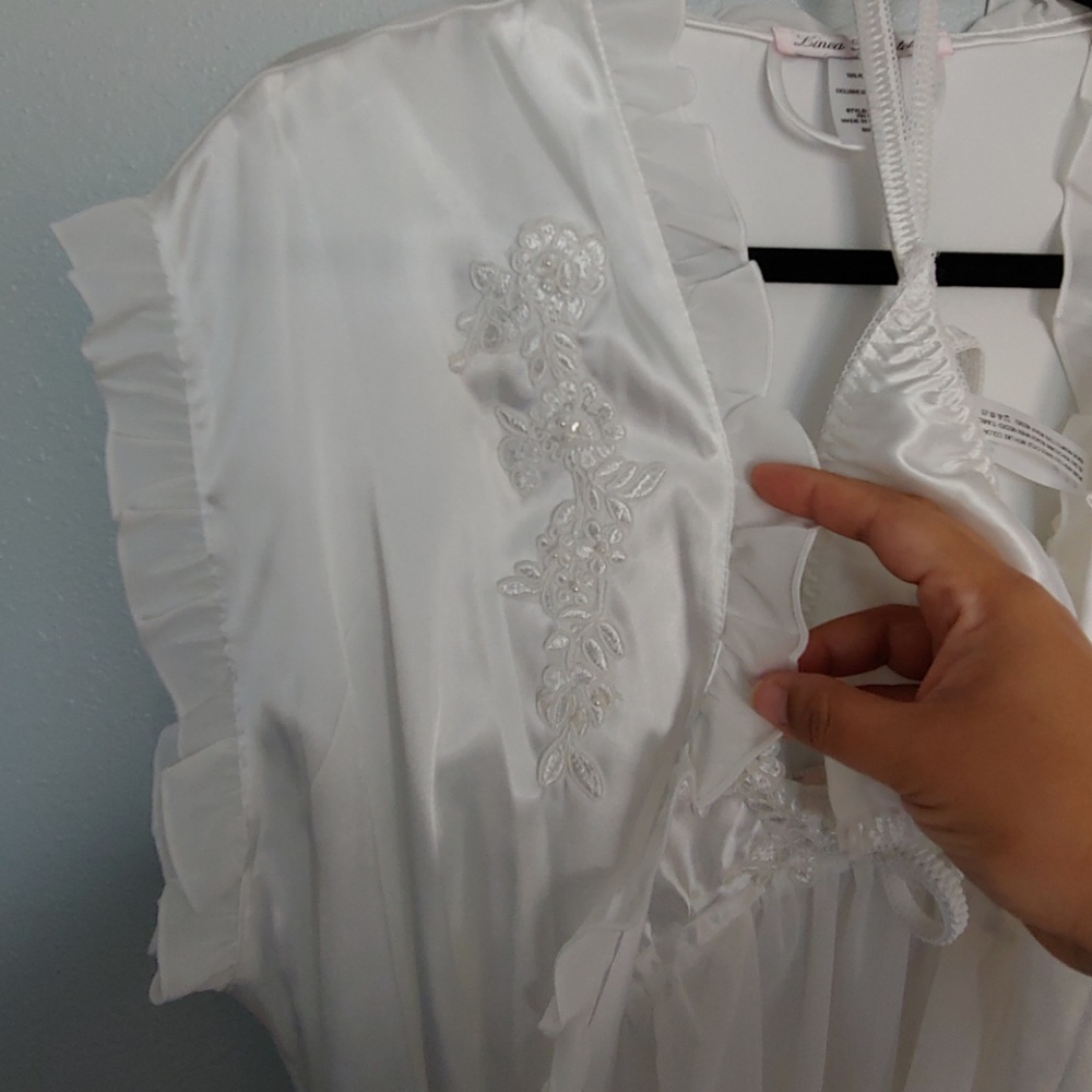 Ladies Nightgown & Robe - Picture 4 of 8